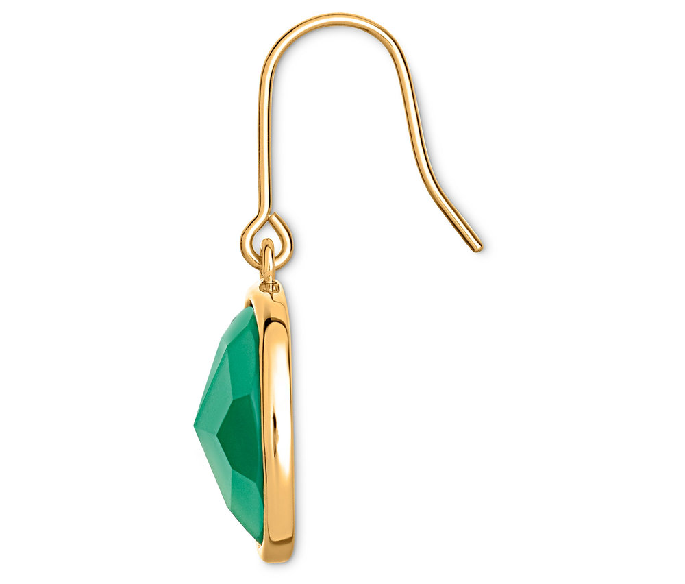 Detailansicht eines goldenen Ohrrings mit facettiertem grünem Stein.