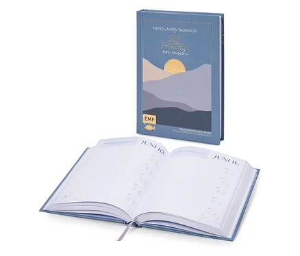 Ein offenes, blaues Tagebuch mit dem Titel "Mein 5-Jahres-Tagebuch: 365 Fragen an mich" liegt vor einem geschlossenen, identischen Tagebuch.