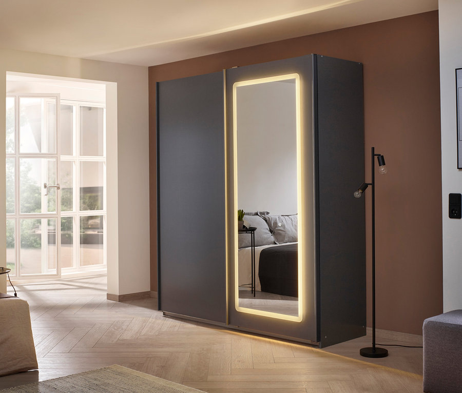 Wohnzimmer mit Rauch Schwebetürenschrank »Abraxxas« mit dimmbarer Spiegelbeleuchtung, 2-türig, grau metallic.