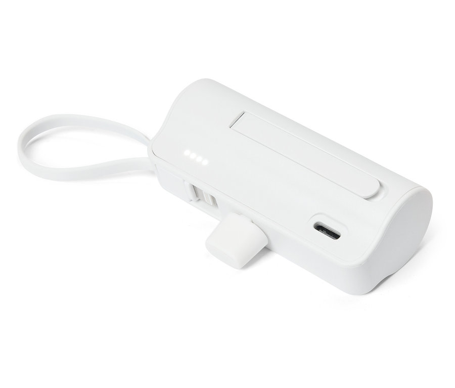 Ein weißer, rechteckiger Batteriepack mit einem integrierten USB-C-Anschluss und einer Schlaufe liegt auf einem weißen Hintergrund.