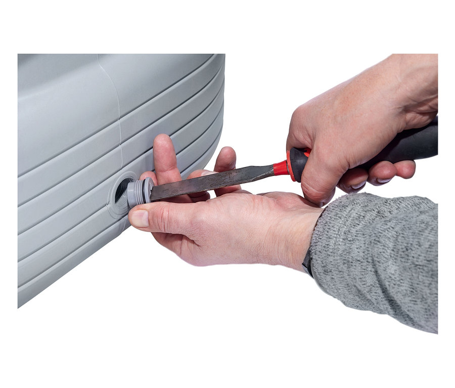 Eine Person benutzt einen Schraubenzieher, um ein graues, geripptes Objekt zu bearbeiten.