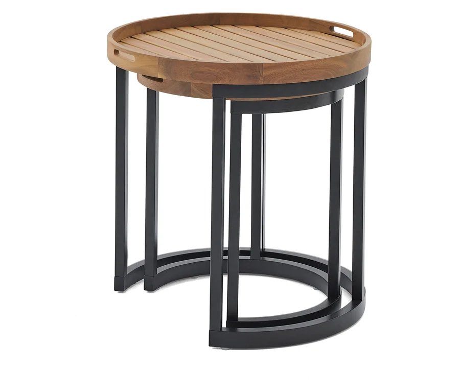 Zwei runde Beistelltische aus Holz mit schwarzen Metallbeinen stehen ineinander verschachtelt vor einem weißen Hintergrund.