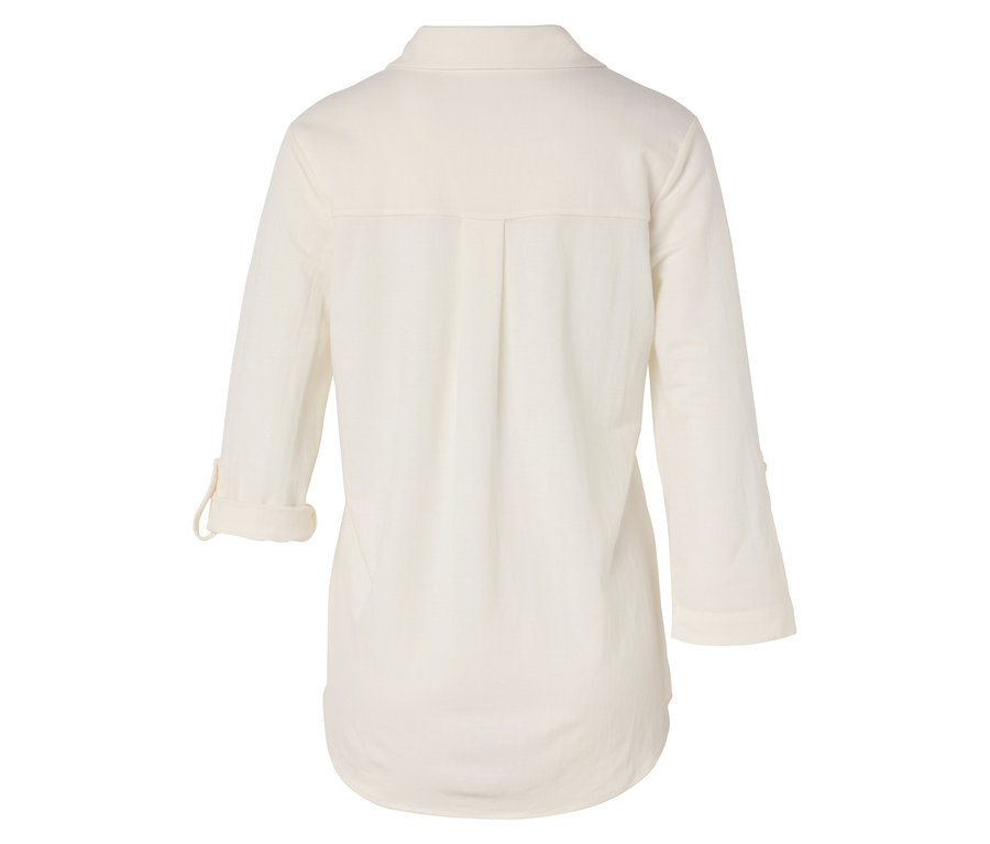 Rückansicht einer langen, cremefarbenen Bluse mit hochgekrempelten Ärmeln.