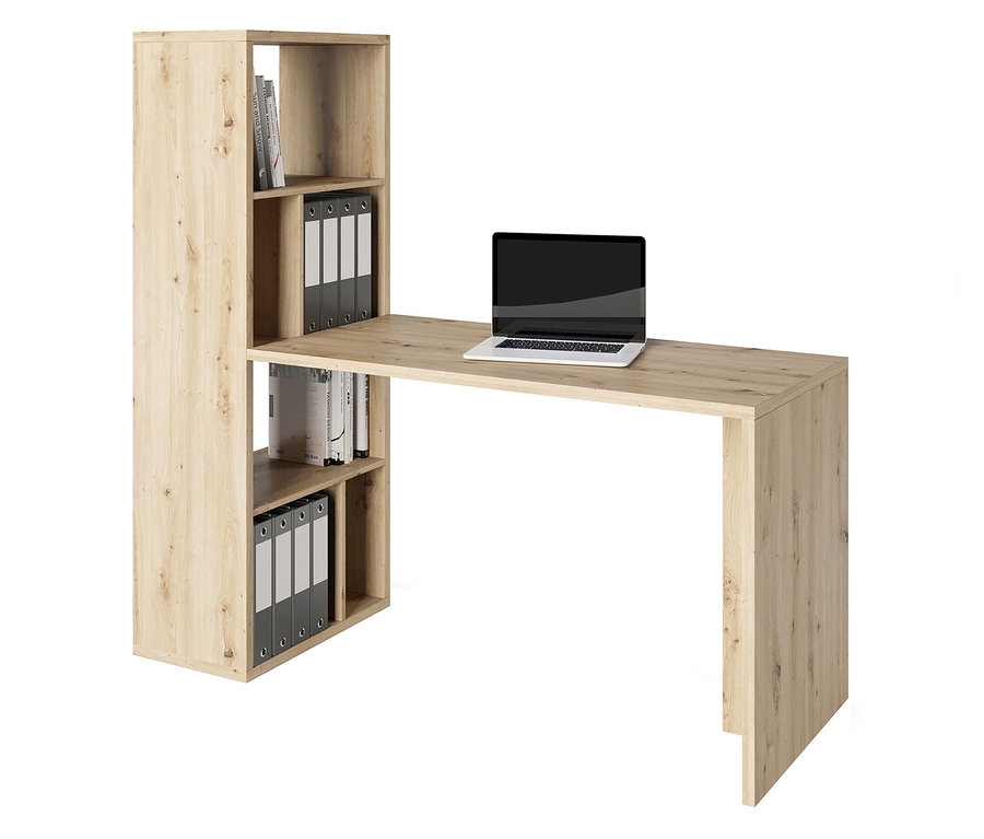 Ein heller Holzschreibtisch mit einem Regal voller Bücher und Ordner steht vor einem weißen Hintergrund. Ein Laptop steht auf dem Schreibtisch.