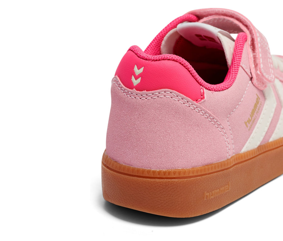 Nahaufnahme eines rosa-weißen Hummel-Sneakers mit Klettverschluss und brauner Gummisohle.