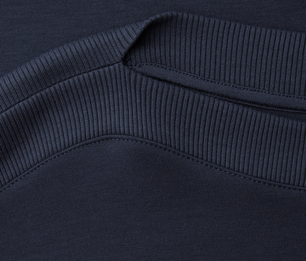 Nahaufnahme vom gerippten Halsausschnitt des marineblauen Street One Kurzarmshirts.