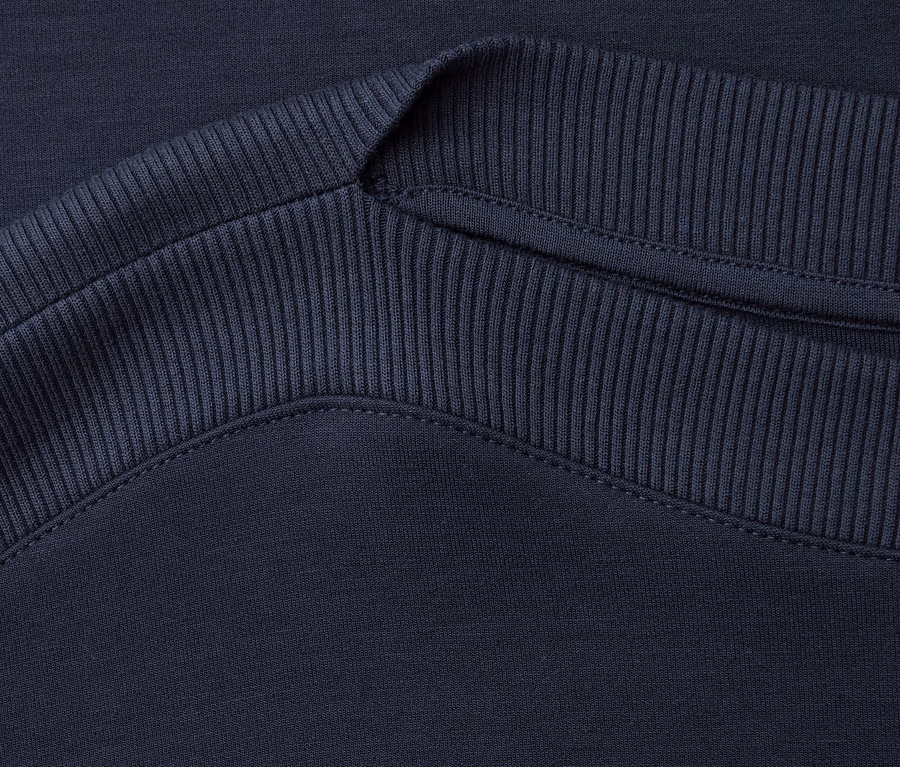Nahaufnahme vom gerippten Halsausschnitt des marineblauen Street One Kurzarmshirts.