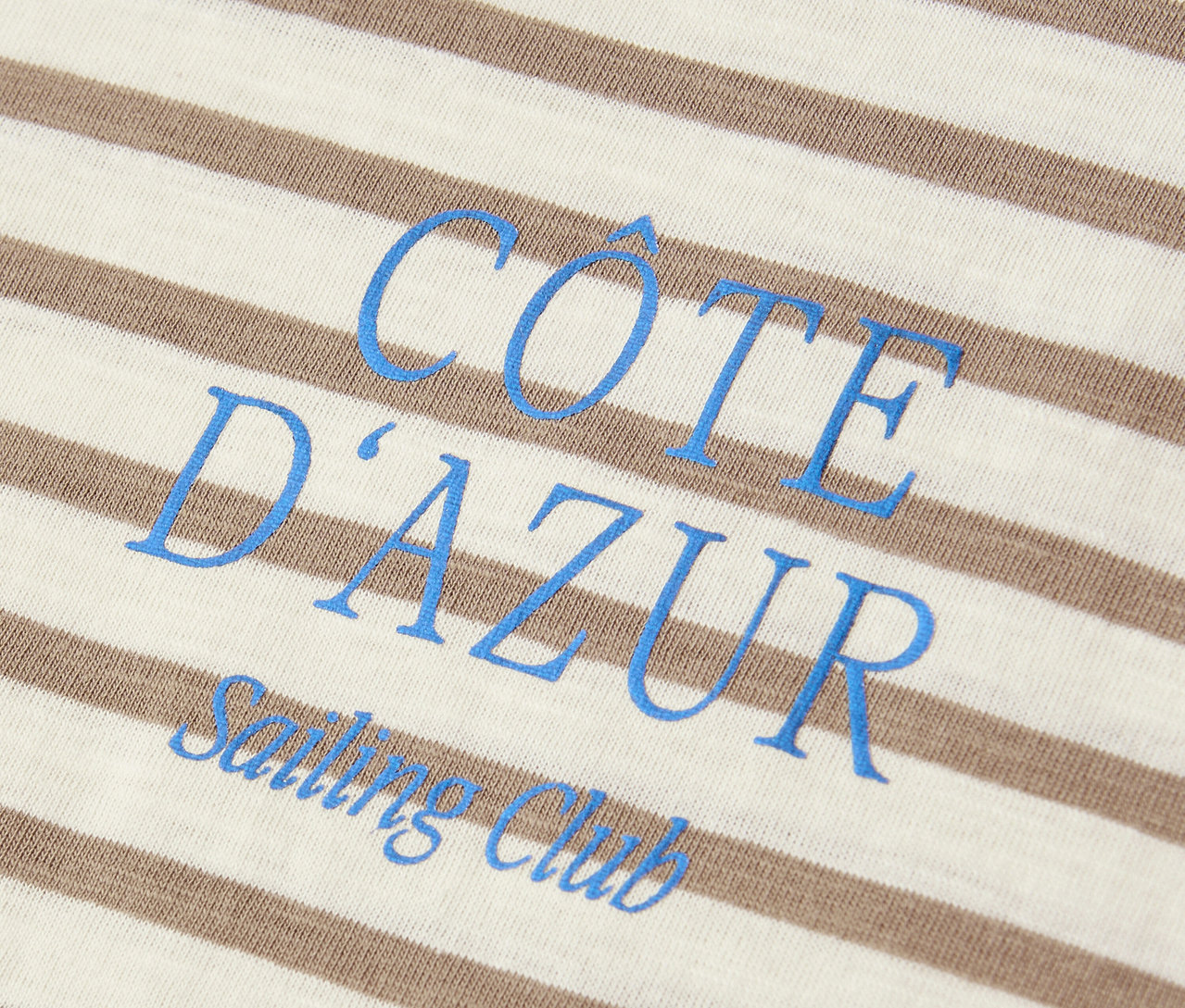 Nahaufnahme des beige-weißen Street One T-Shirts mit blauem "Côte d'Azur Sailing Club"-Aufdruck.