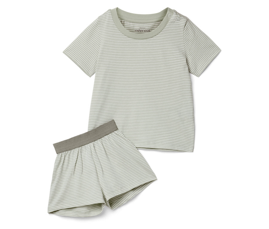 Ein gestreifter, kurzärmeliger Schlafanzug mit Shorts liegt auf einem weißen Hintergrund.