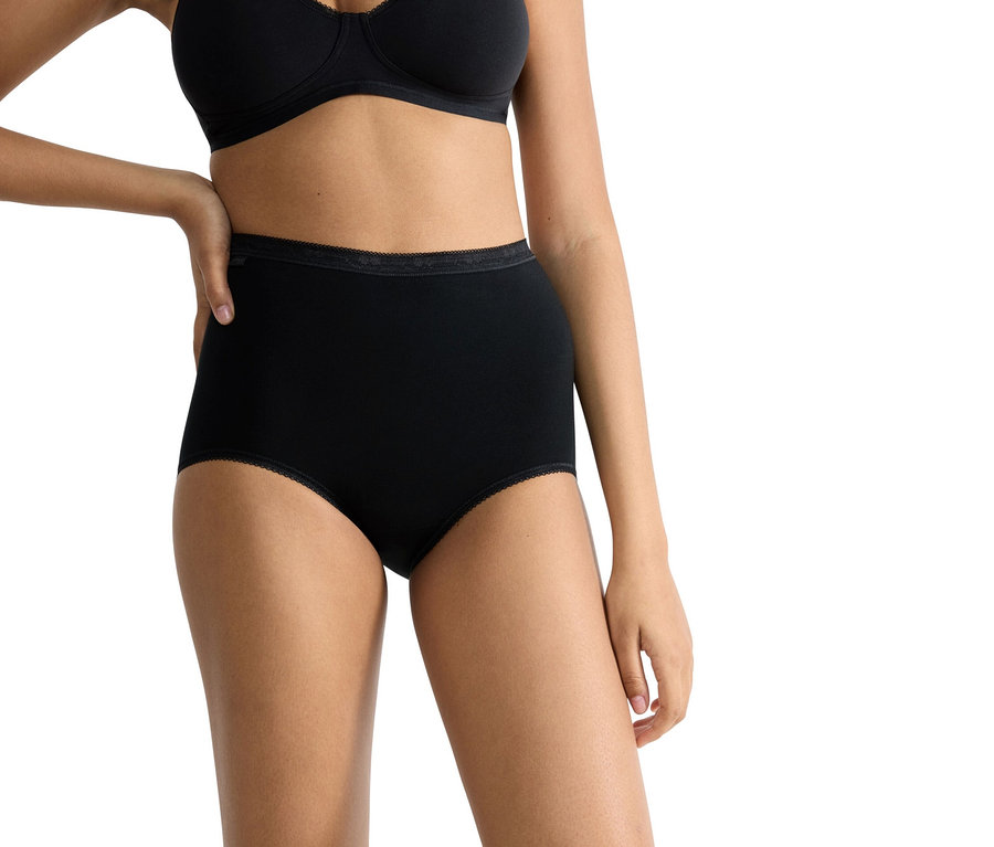 Frau trägt schwarzen BH und hoch taillierte Unterhose.