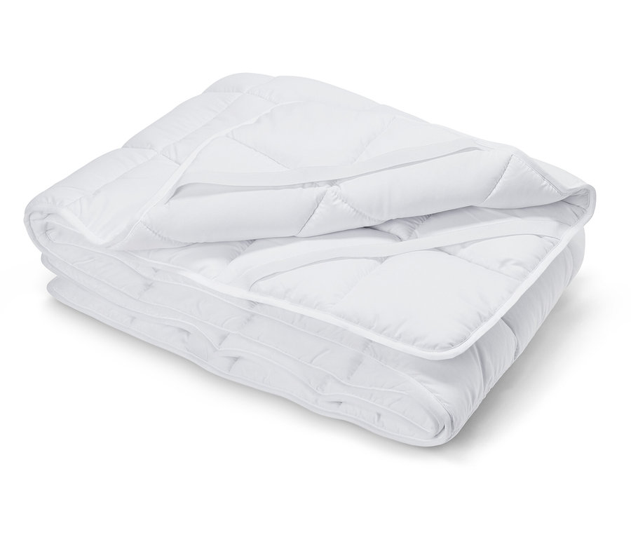 Eine gefaltete, wattierte Matratzenauflage (90 x 200 cm) liegt auf einem weißen Hintergrund.