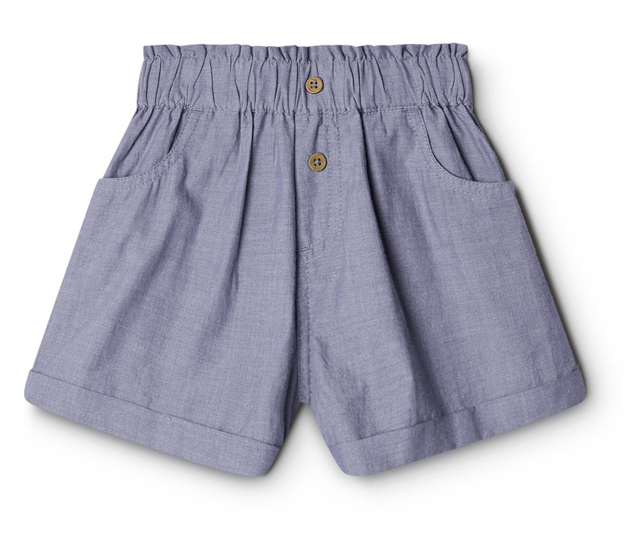 Hellblaue Kinder-Paperbag-Shorts mit Gummizugbund, zwei Holzknöpfen und umgeschlagenen Säumen.