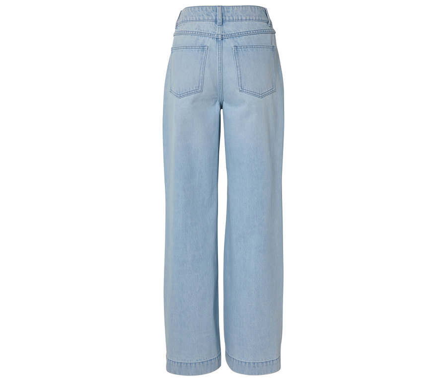 Rückansicht einer hellblauen, weit geschnittenen Jeanshose mit geradem Bein.
