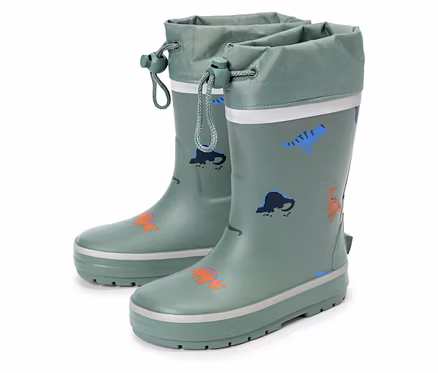 Paar grüne Gummistiefel mit Dinosaurier-Motiven und Kordelzug am Schaft.