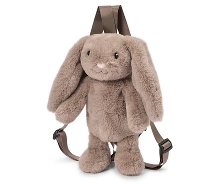 Ein brauner, plüschiger Hasenrucksack mit braunen Trägern steht vor einem weißen Hintergrund.