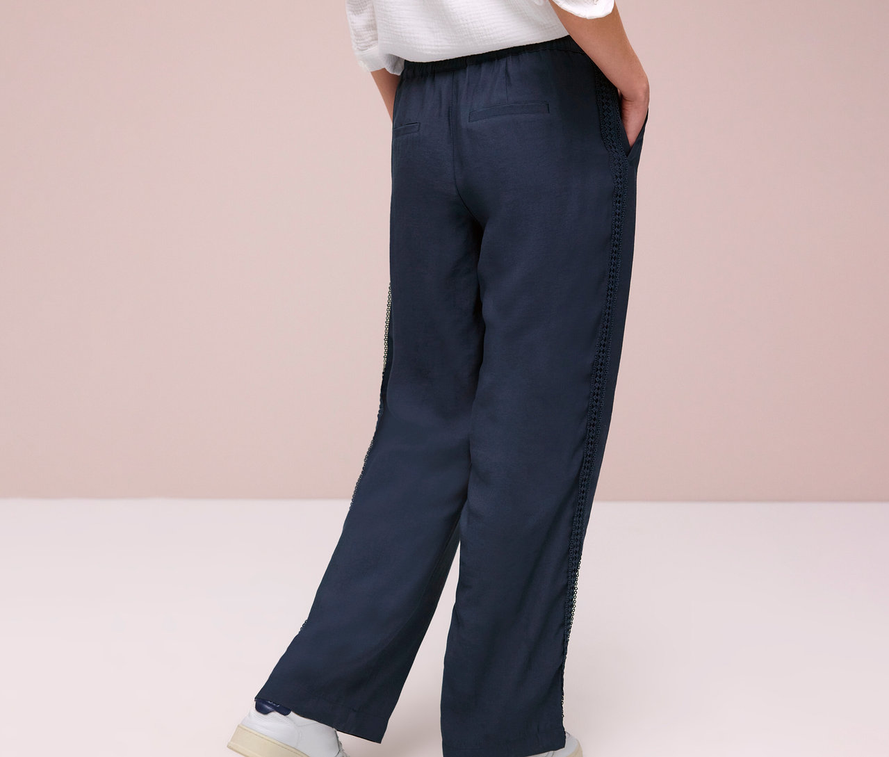 Person von hinten in Street One Hose »Emee« und weißen Turnschuhen.