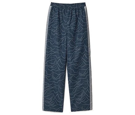 Blaue Hose mit weißem Muster und grauem Seitenstreifen liegt flach.