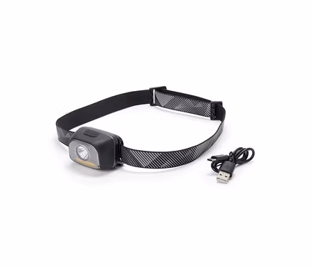 Eine schwarze Stirnlampe mit einem grau-weiß gemusterten Band und einem USB-Ladekabel.
