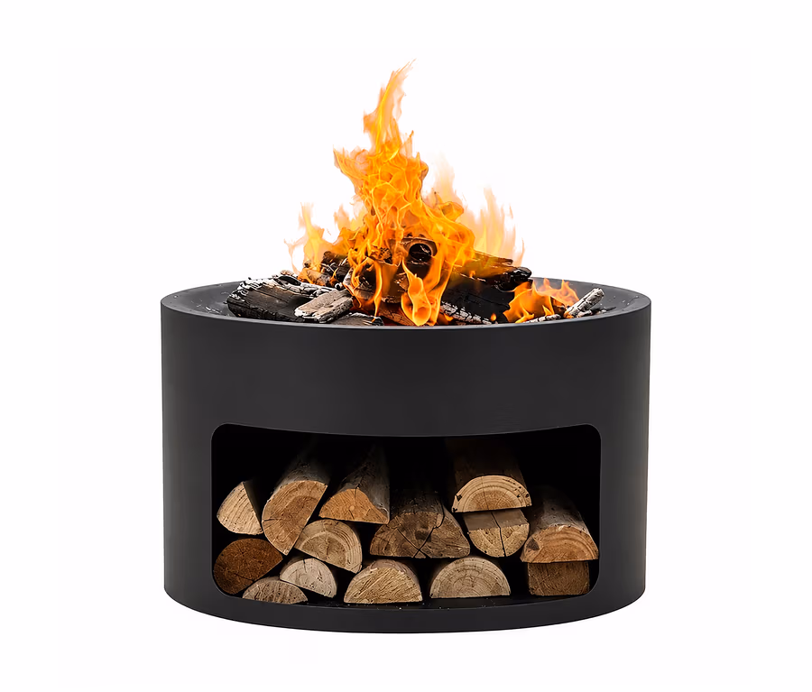 Garten-Feuerschale mit Holzlager, schwarz und zylindrisch, mit brennendem Feuer oben und gestapelten Holzscheiten unten.