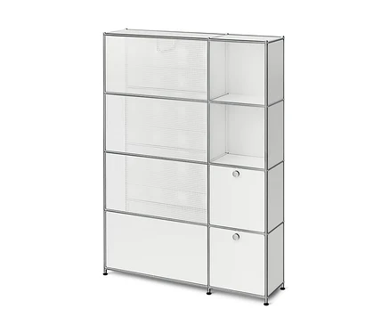 Weißes, modulares Regal mit Chromrahmen. Links drei perforierte Türen, unten eine geschlossene Tür. Rechts oben zwei offene Fächer, unten zwei geschlossene Fächer mit Griffen.