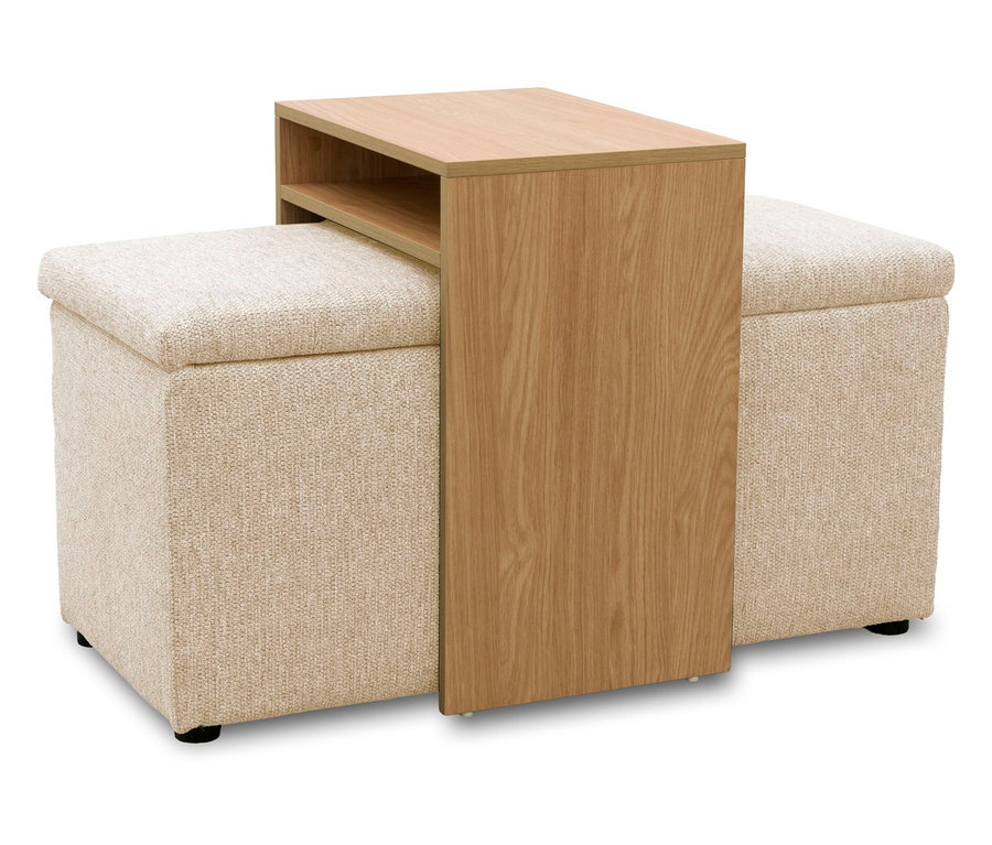 Zwei beige gepolsterte Aufbewahrungshocker mit einem hellen C-förmigen Beistelltisch aus Holz, der eine offene Ablagefläche besitzt und auf und zwischen ihnen platziert ist.