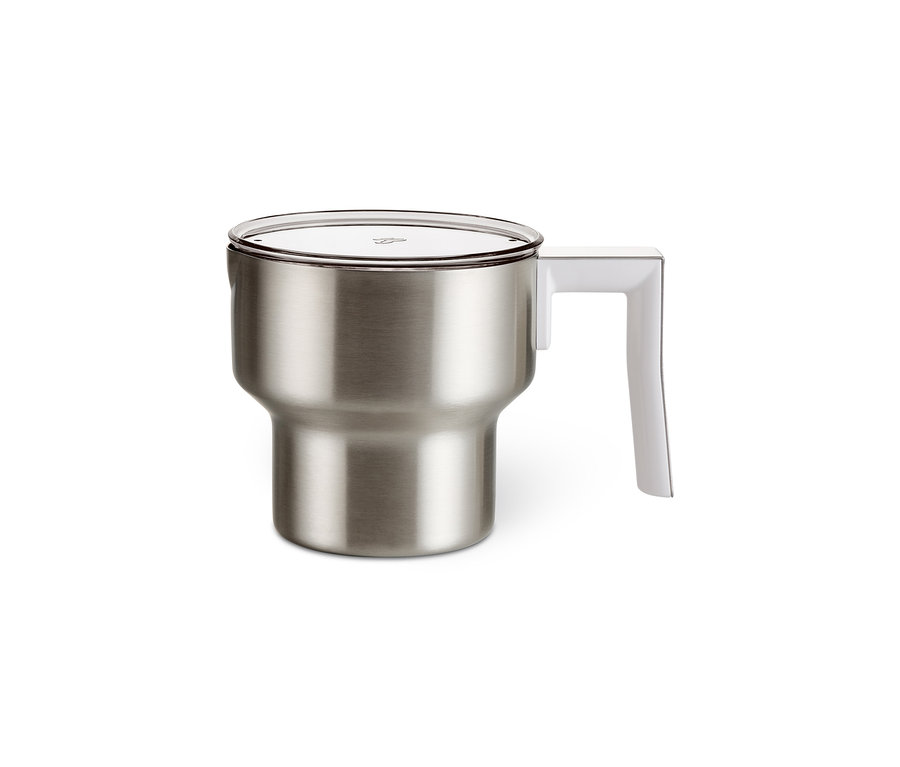 Ein Induktions-Milchaufschäumer aus Edelstahl mit weißem Griff und transparentem Deckel.