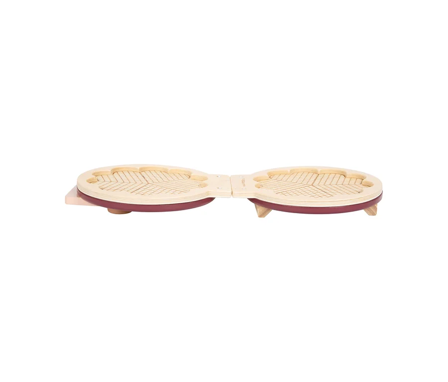 Rotes small foot Waffeleisen-Set "tasty", geöffnet und zeigt zwei herzförmige Waffelformen mit Gittermuster.