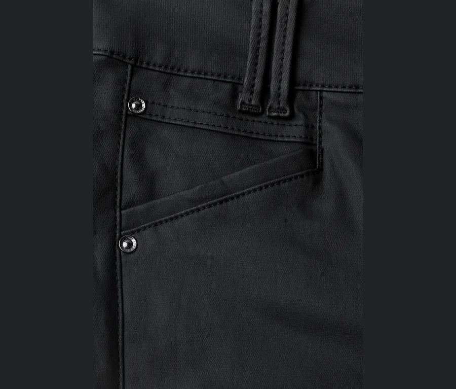 Nahaufnahme einer schwarzen Street One Hose in Lederoptik, die eine Vordertasche mit diagonalem Eingriff, zwei silberne Nieten und Gürtelschlaufen am Bund zeigt.