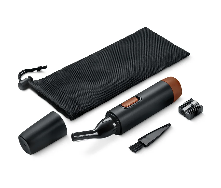 Ein Präzisions-Gesichtshaartrimmer, Zubehör und eine schwarze Tasche liegen auf einem weißen Hintergrund.