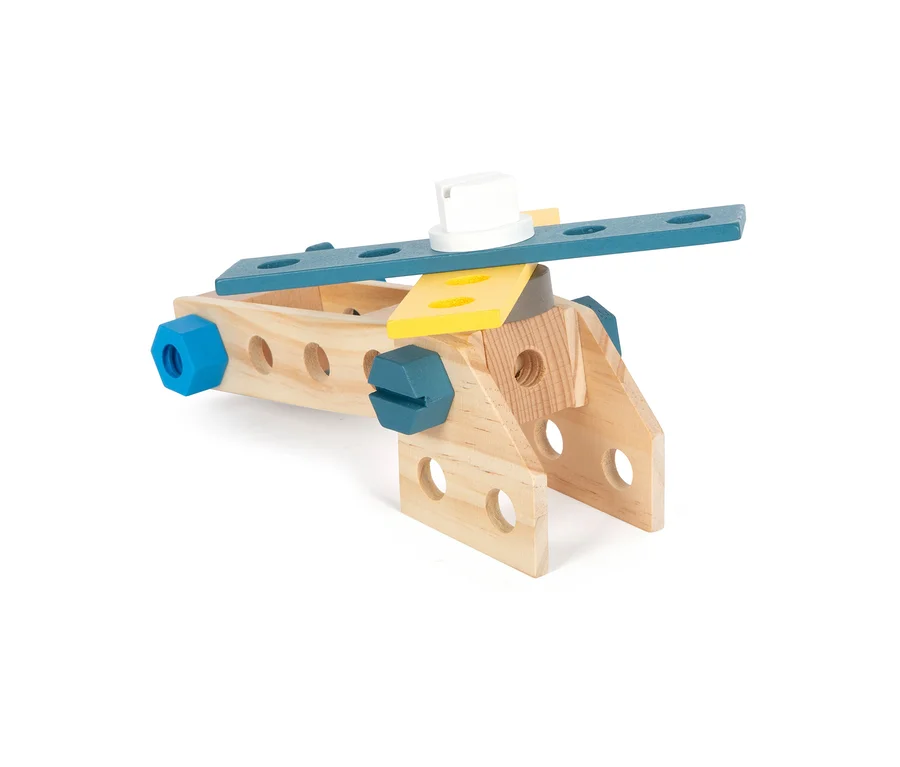 Konstruktion aus Holzteilen und blauen Schrauben.