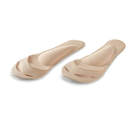 Zwei Paar beige Einlegesohlen mit Fußbett liegen auf einem weißen Hintergrund.