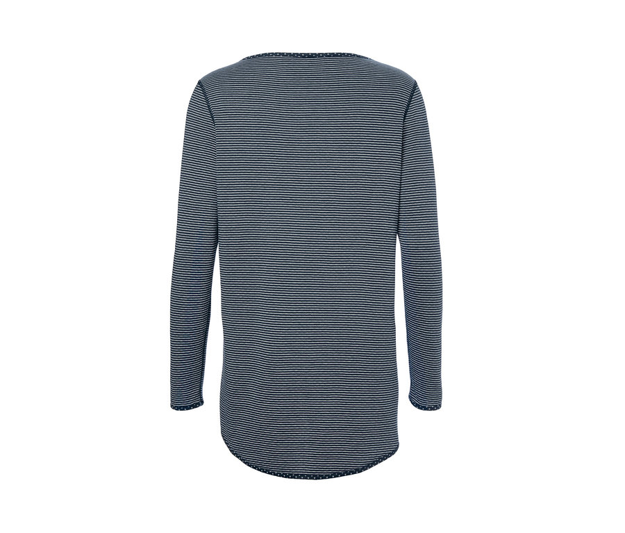 Gestreiftes Oberteil der Wendepyjama mit Leggings.