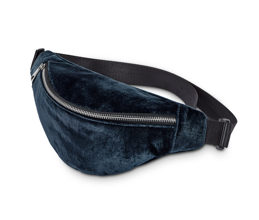 Nahaufnahme einer Samt-Gürteltasche.