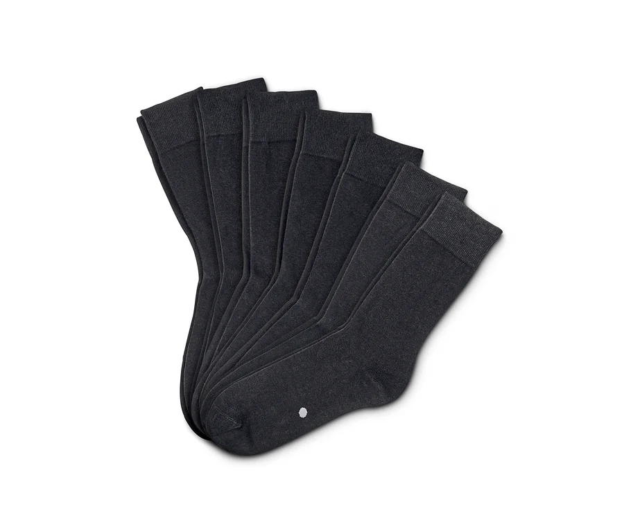 Sieben Paar Socken.