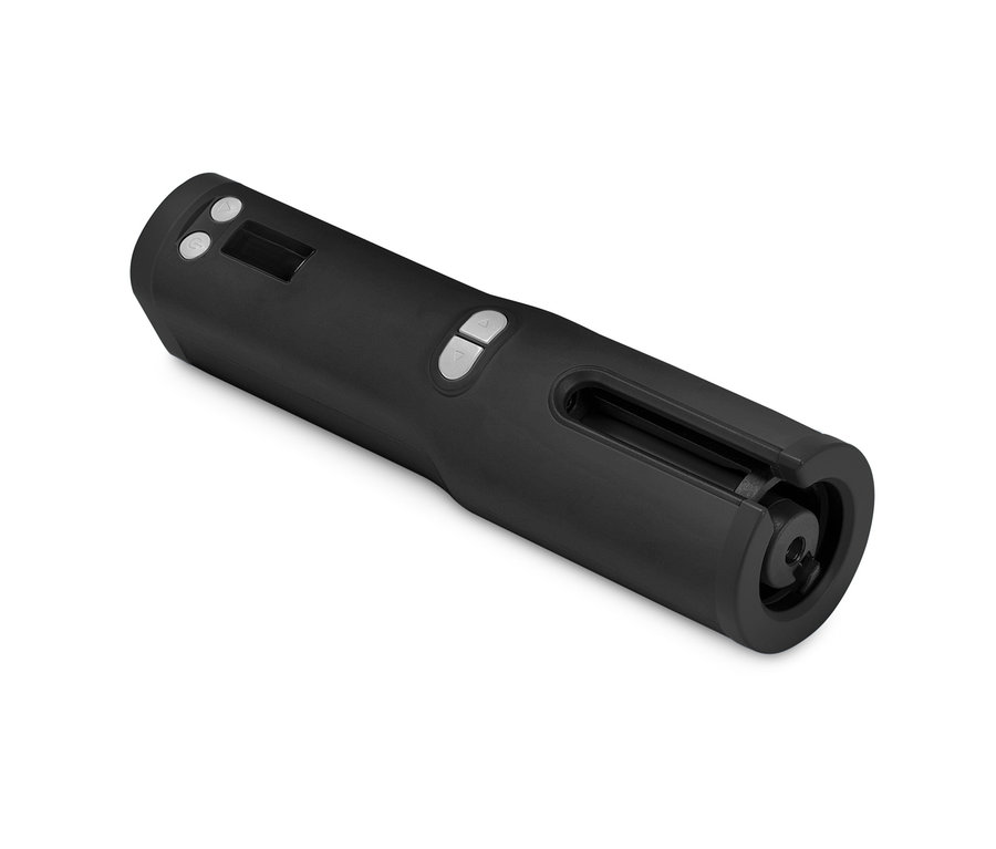 Ein schwarzer, automatischer Lockenstyler liegt auf einem weißen Hintergrund.