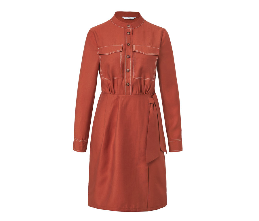 Orangefarbenes Hemdblusen-Kleid mit langen Ärmeln, Knöpfen und Taschen.