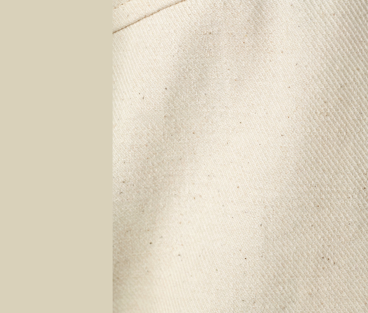 Detailaufnahme der Textur einer ungefärbten Baumwollparka von NAH/STUDIO.