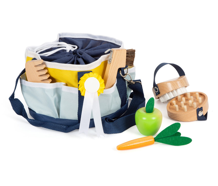 Eine Tasche mit Kamm, Bürste und anderem Zubehör für die Spielzeug-Pferdepflege von Small Foot.