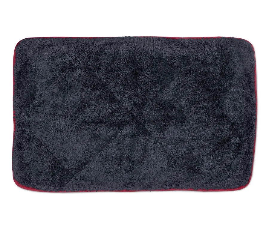 Eine Hunde-Kuscheldecke mit roter Umrandung.
