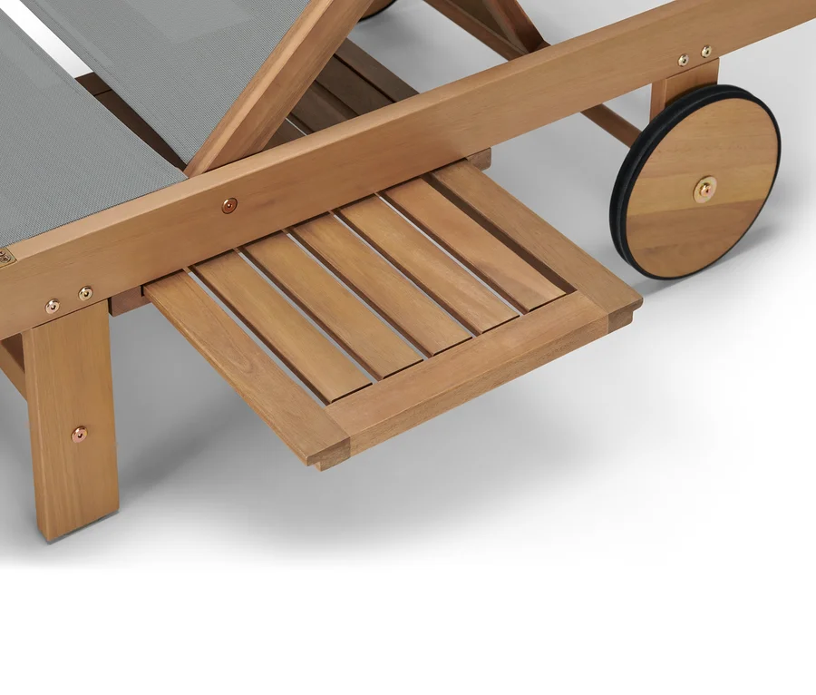 Detailansicht einer Liege »Lenja« mit ausziehbarem Tabletttisch.