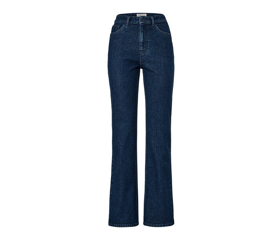 Blaue Bootcut-Denim »Fit Lou« auf weißem Hintergrund.