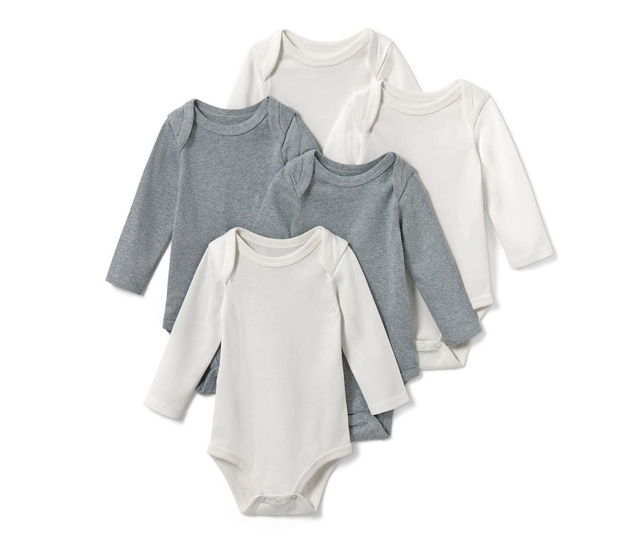 Fünf Baby-Langarmbodys in Weiß und Grau.