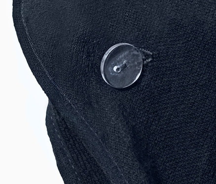 Detailaufnahme eines marineblauen 2-in-1-Badetuchs und Ponchos mit Knopf.
