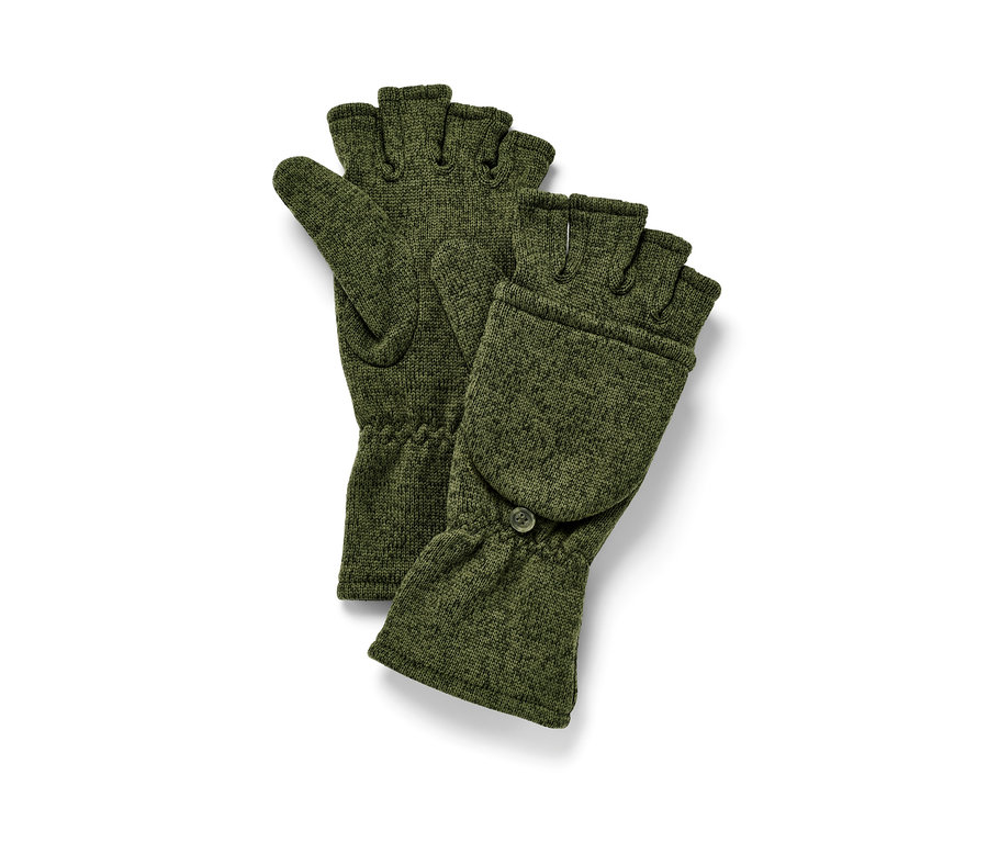 Zwei khaki Strickfleece-Klappfäustlinge liegen nebeneinander.