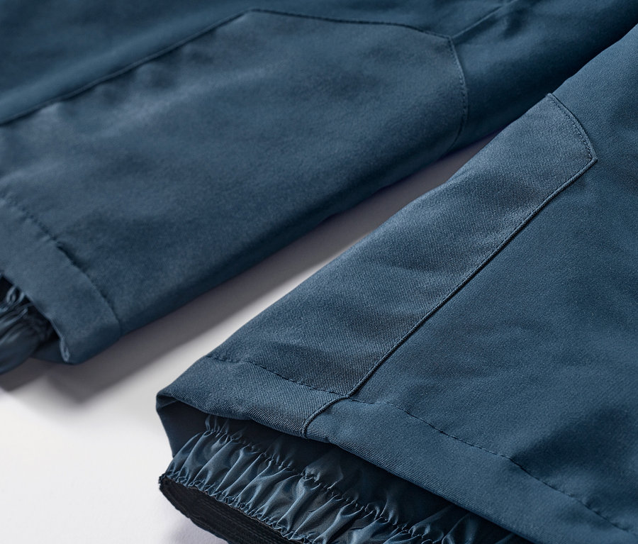 Detailansicht einer marineblauen Ski- und Snowboardhose.