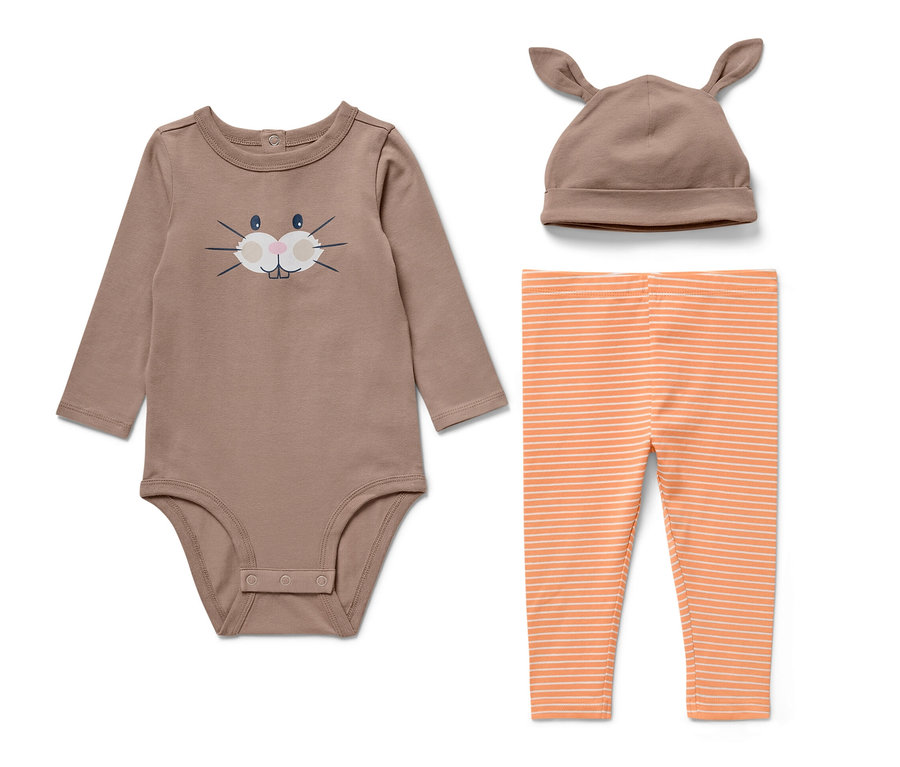 Ein brauner Body mit Hasenprint, eine braune Mütze mit Ohren und eine orange gestreifte Hose aus dem Baby-Set.
