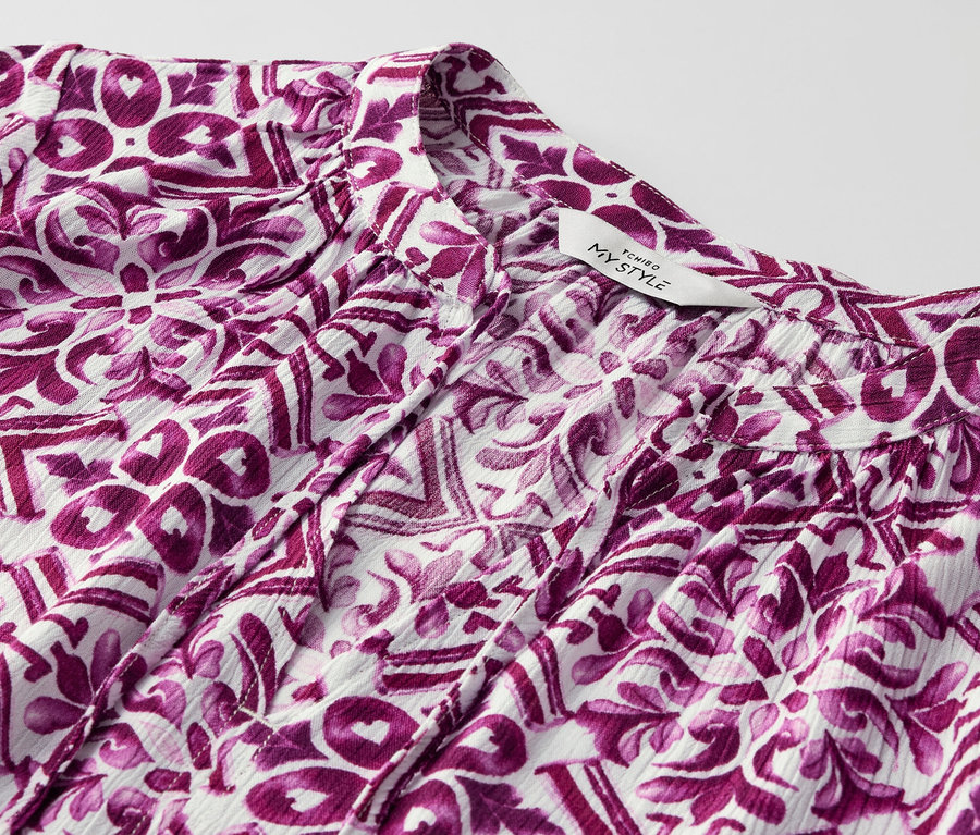 Detail einer bedruckten Tunika-Bluse, berry.