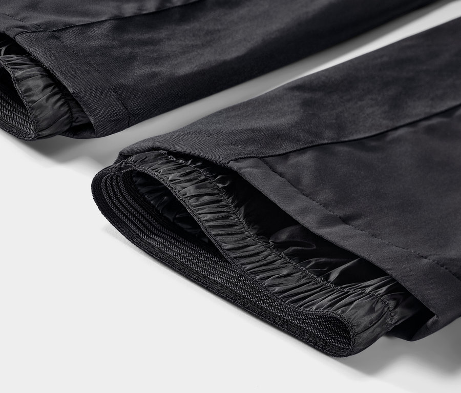 Detailaufnahme der schwarzen High-Waist-Skihose.
