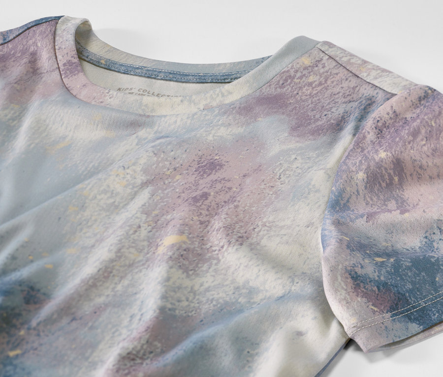 Detailansicht eines der 2 Kinder-Sportshirts mit abstraktem Farbmuster.