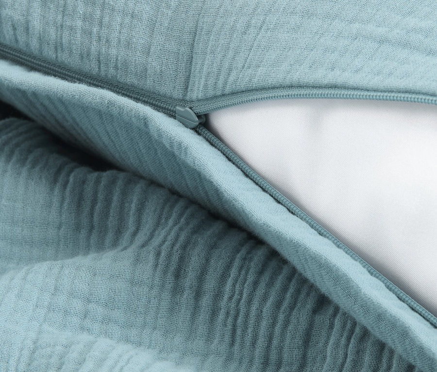 Detailansicht von blauem Musselin-Bettbezug mit Reißverschluss.